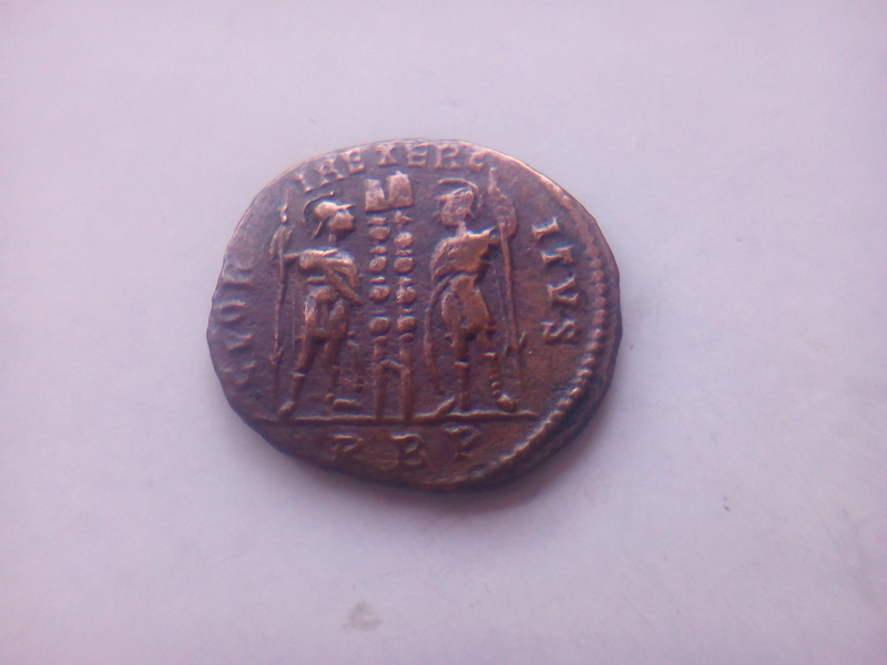 AE3 de Constantino I Magno. GLOR-IA EXERC-ITVS. Dos estandartes entre dos soldados. Ceca Roma. Img_2052