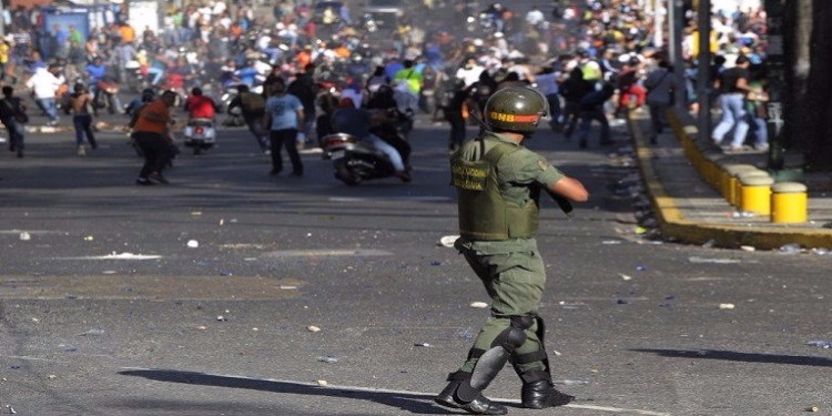 فنزويلا : اعتقال 2 من الشرطة العسكرية لقتلهما شباب فى التظاهرات الأخيرة Bbv10