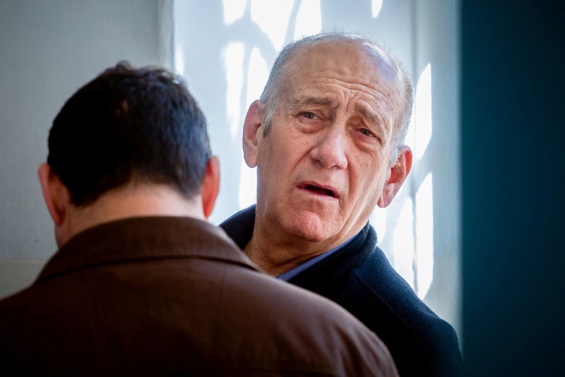 نقل رئيس الوزراء الإسرائيلي السابق إيهود أولمرت إلى المستشفى Dfff10
