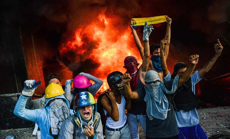 متظاهرون يحرقون مبنى تابع لمحكمة فنزويلا العليا  Vvg10