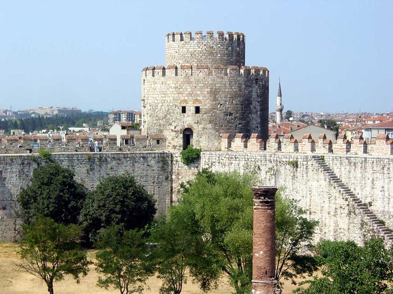 جدران المدينة القديمة في إسطنبول تتحدى اختبار الزمن  O_ooao11
