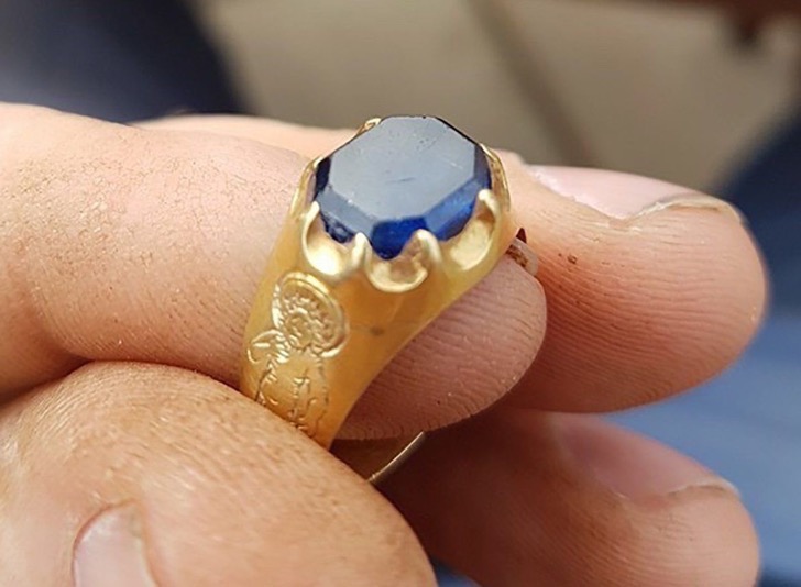 DETECTO AFICIONADO INGLES ENCUENTRA UN ANILLO VALIOSO  Ad_22910