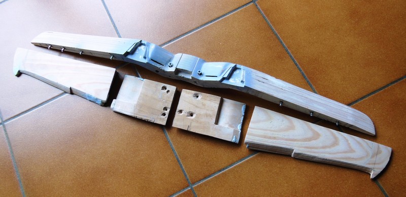Corsair F4U-7 100% scratch en bois massif sculpté au 1/16e : ajout d'un sommaire pour aider la visite 02310