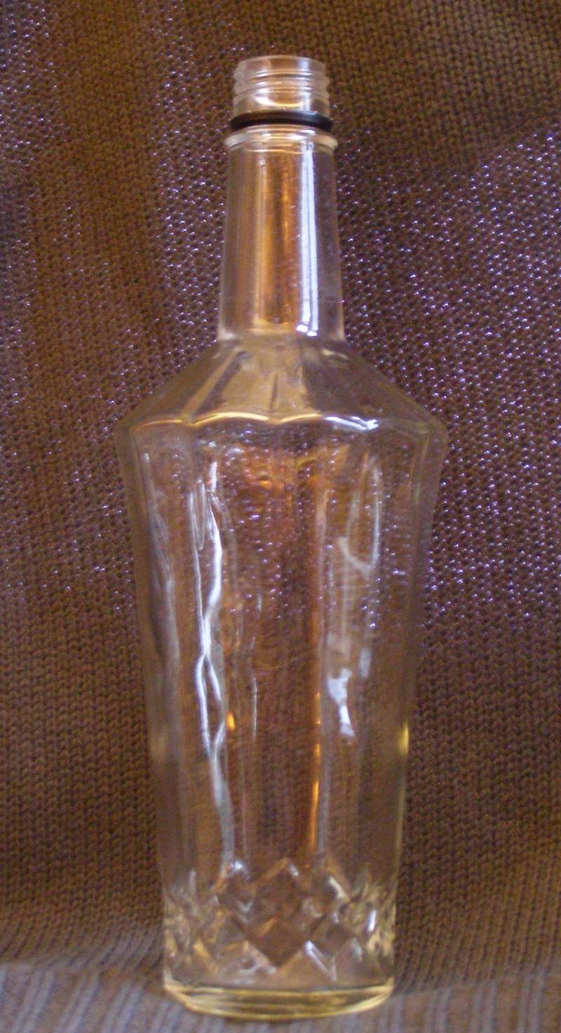 Une grande bouteille avec motif de carreaux à la base P1010014