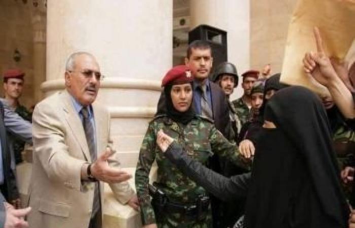 صالح يظهر في صنعاء والنساء تحيط به على طريقة معمر القذافي! 20-04-10