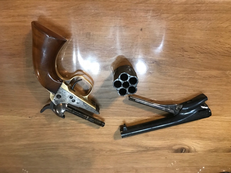  Ce revolver est-il un Uberti Colt 1862 Police cal 36 ? help  Img_1414