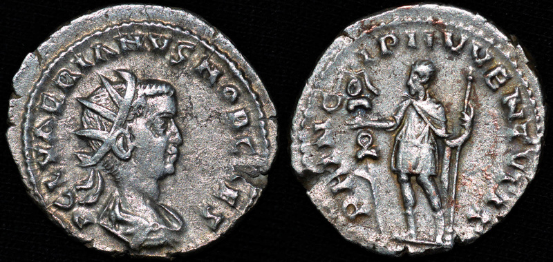 Antoniniano de Valeriano II. PRINCIPI IVVENTVTIS. Valeriano II estante a izq. con estandarte y lanza. Ceca Roma. Valeri10