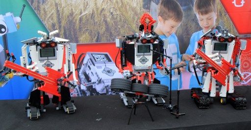 Banda de rock formada por robots causa furor en festival de música callejera de Lituania Robots10