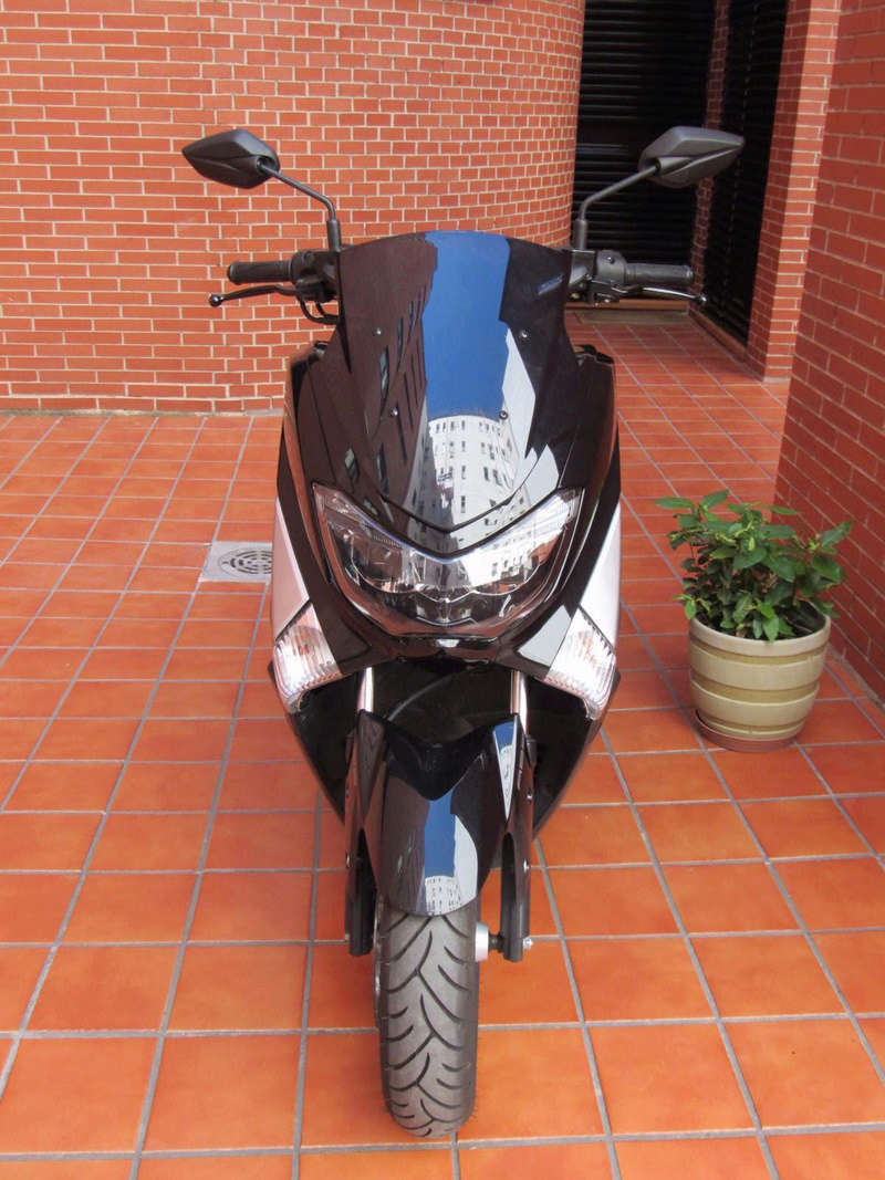 Venta Nmax Diciembre 2016 Madrid. Seminueva. Negra. 1600 km Moto210