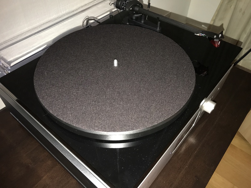 Pro-Ject Carbon Turntable (Black), Mint. (SOLD!) 20170514