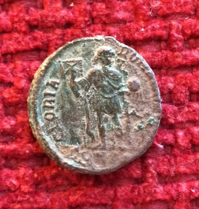 AE2 de Teodosio I. GLORIA - ROMANORVM. Emperador estante de frente. Ceca Constantinópolis. Image98