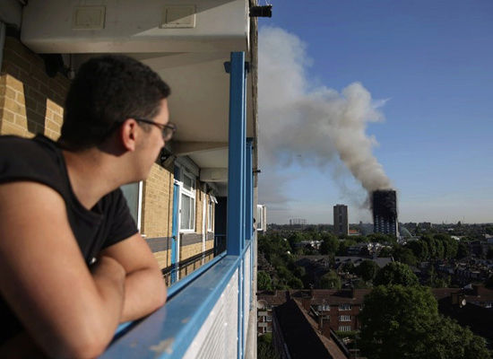  حريق هائل التهم برجا سكنيا في لندن Ghf10