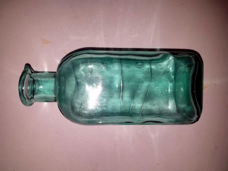 Green glass bottle. Glass ID please... 20170661