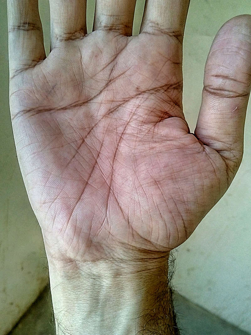 Can someone plz read my palm Beauty12