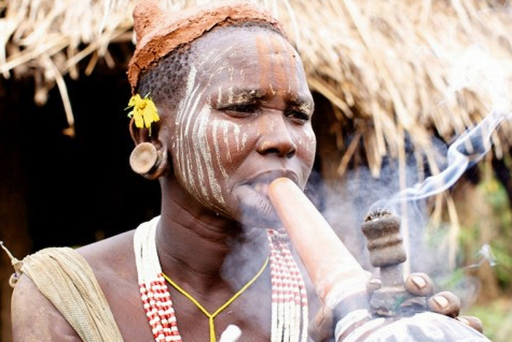 MUJERES FUMANDO EN PIPA H13_su10