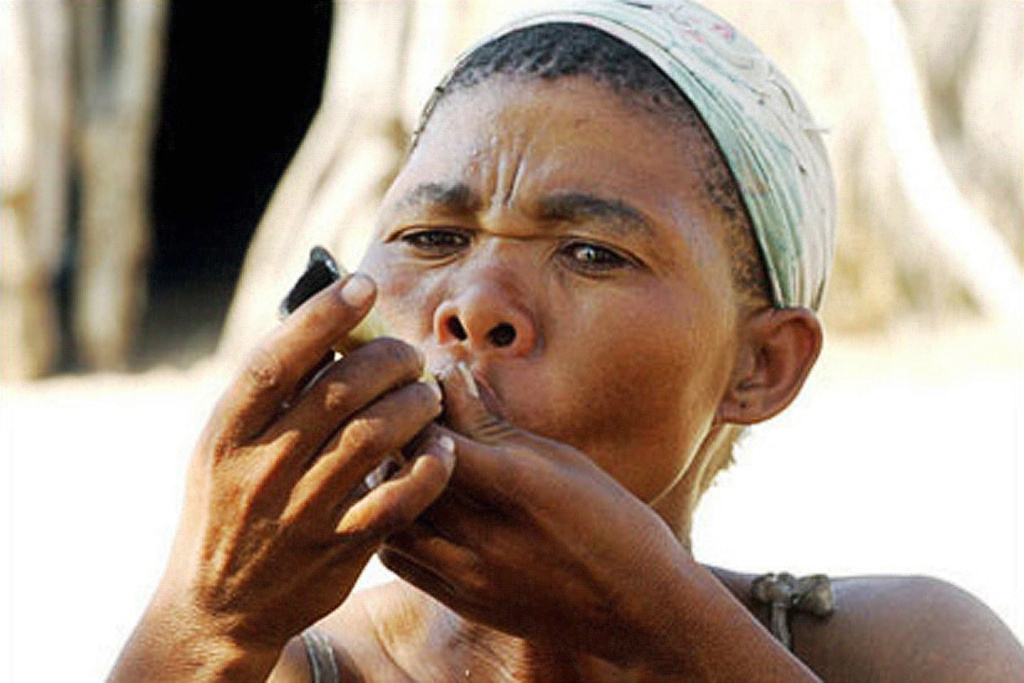 MUJERES FUMANDO EN PIPA H14_bo10