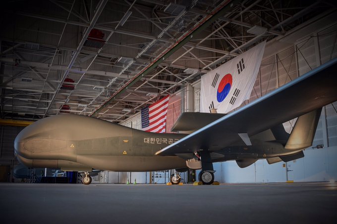 أمريكا تسلم كوريا الجنوبية ثاني طائرة مسيرة من طراز جلوبال هوك Ev8o-u10
