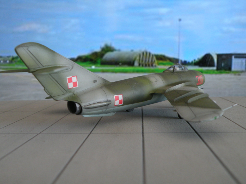 MiG-17-Lim-5 Fresco (AZ Model)  Dscn8937