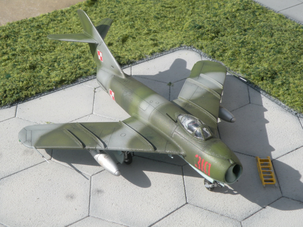 MiG-17-Lim-5 Fresco (AZ Model)  Dscn9010