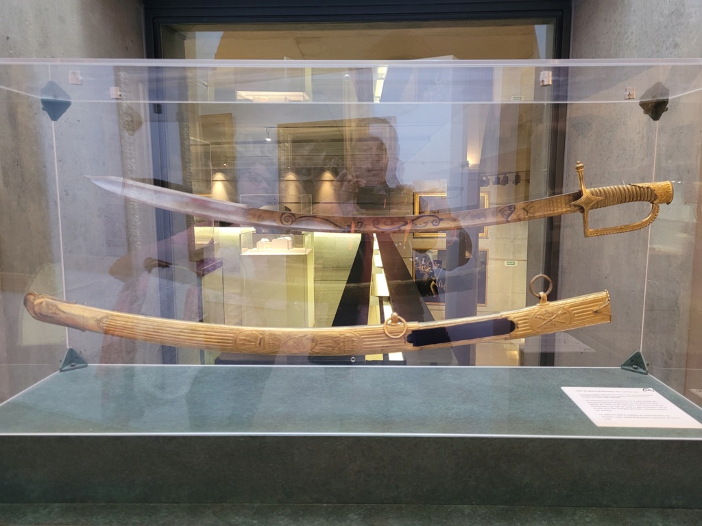 Présentation de 2 sabres exposés au musée de la Révolution à Vizille (38) 20230812