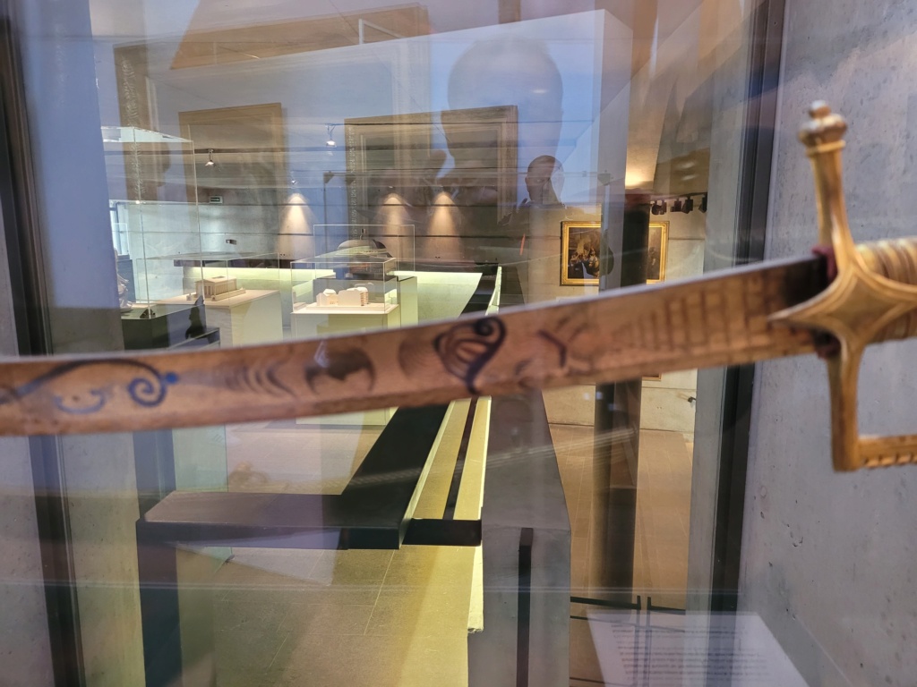 Présentation de 2 sabres exposés au musée de la Révolution à Vizille (38) 20230813
