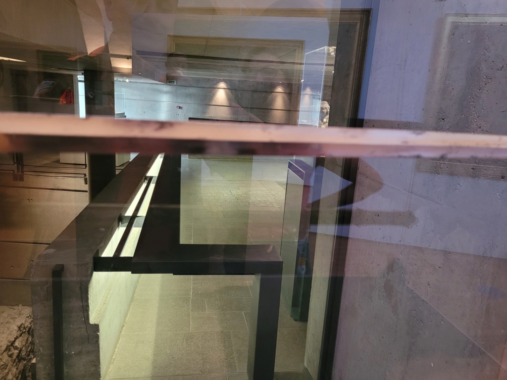 Présentation de 2 sabres exposés au musée de la Révolution à Vizille (38) 20230831