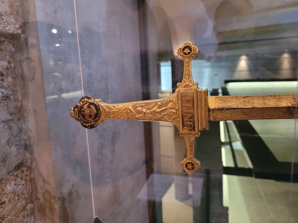 Présentation de 2 sabres exposés au musée de la Révolution à Vizille (38) 20230832