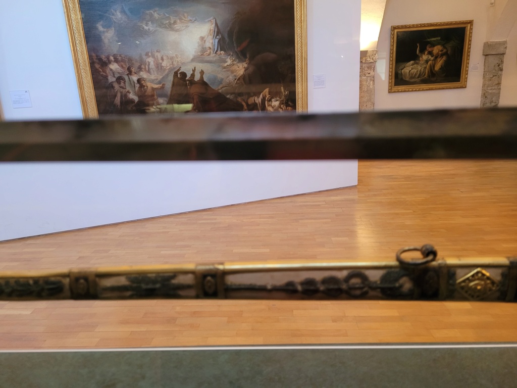 Présentation de 2 sabres exposés au musée de la Révolution à Vizille (38) 20230840