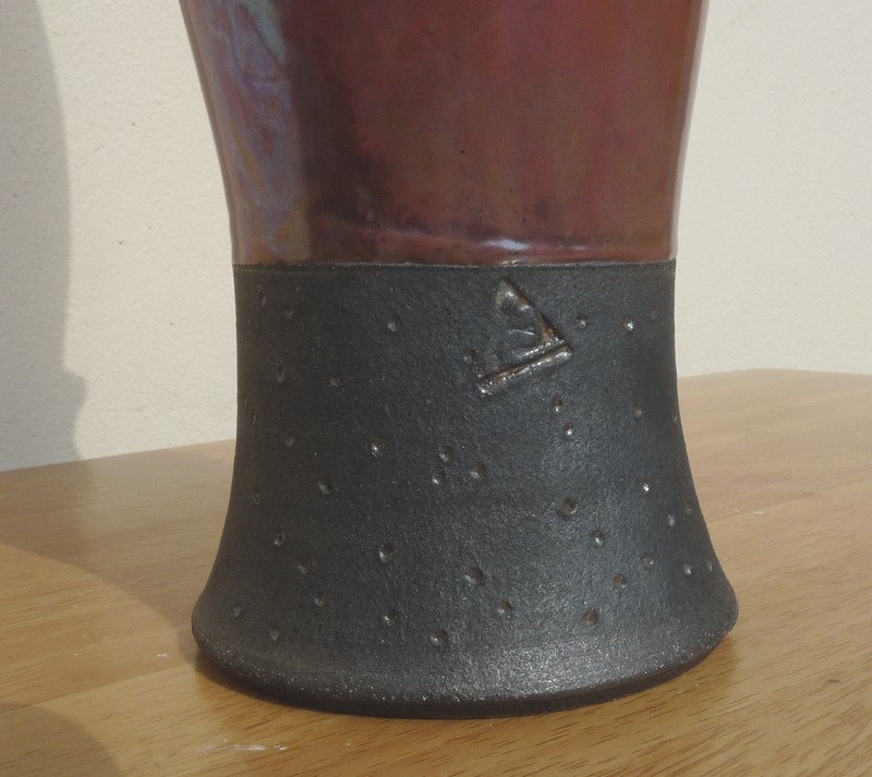 Nouveau vase grès noir émaillé brun cuivre cachet triangulaire à la base à identifier  P1480920