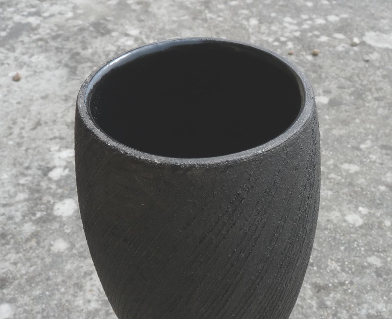 Nouveau vase grès noir émaillé brun cuivre cachet triangulaire à la base à identifier  P1490014