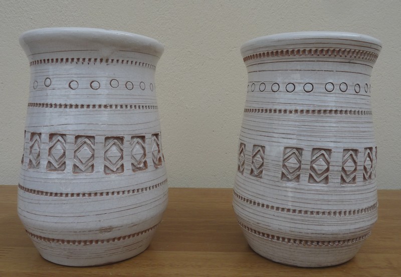 Trois vases italiens  décor géométrique estampé P1490213