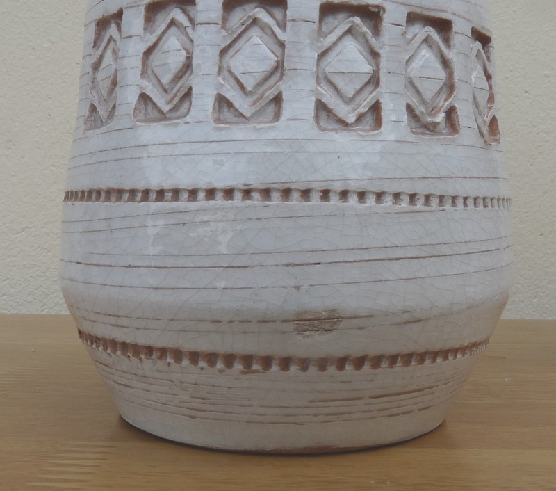 Trois vases italiens  décor géométrique estampé P1490217