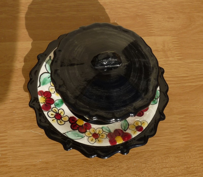 Céramique noire fleurie à identifier P1520528