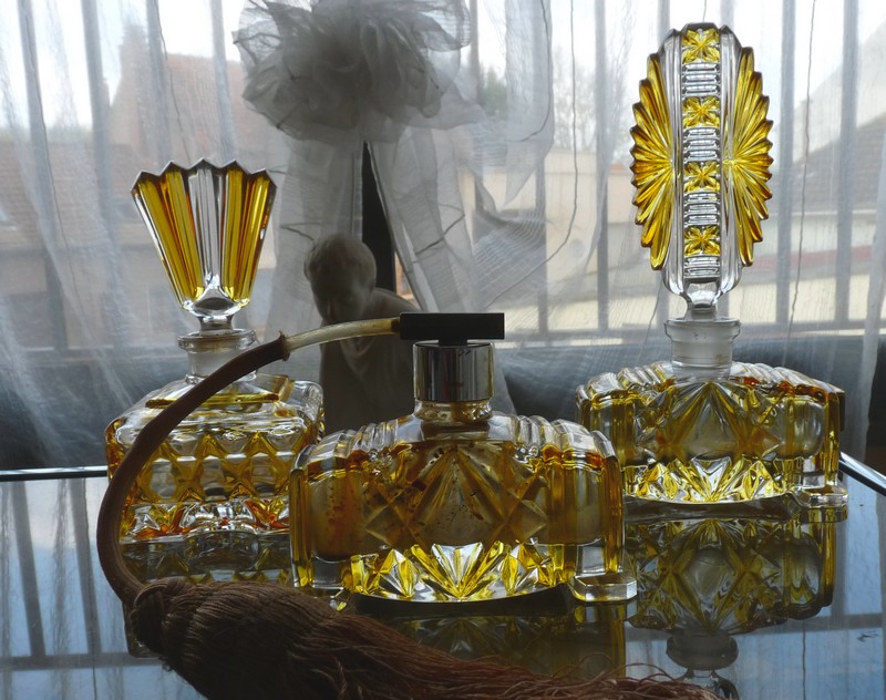 Flacons parfum à identifier  P1530528