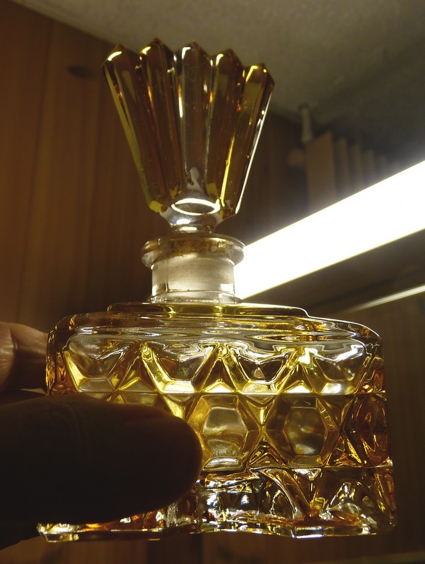 Flacons parfum à identifier  P1530532