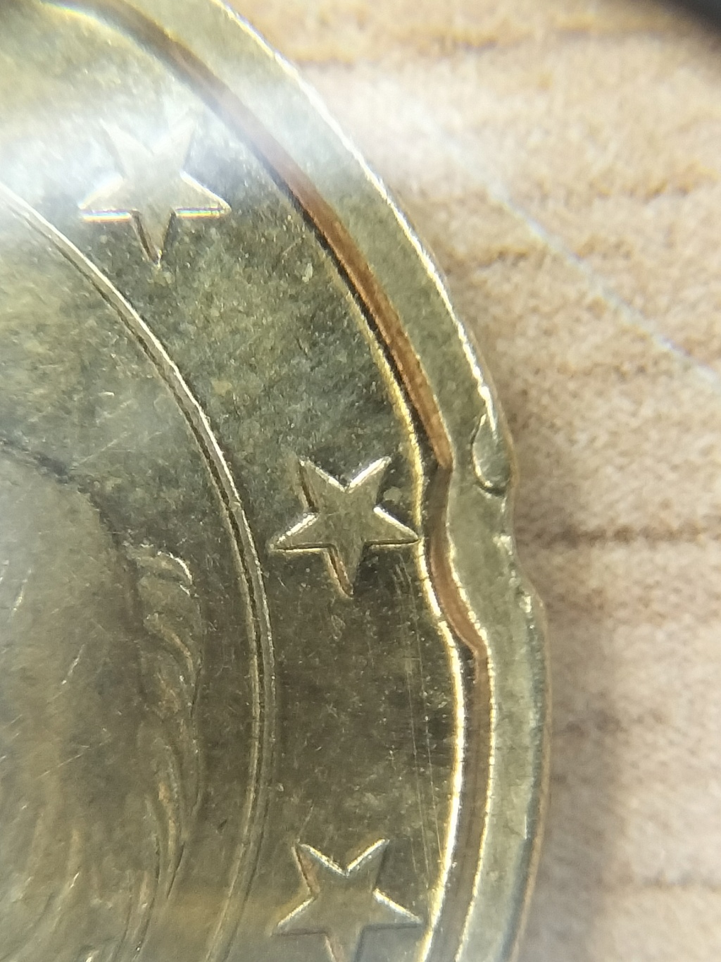 10 centimos BELGICA 2010, semicirculos al lado de las endiduras Img20266