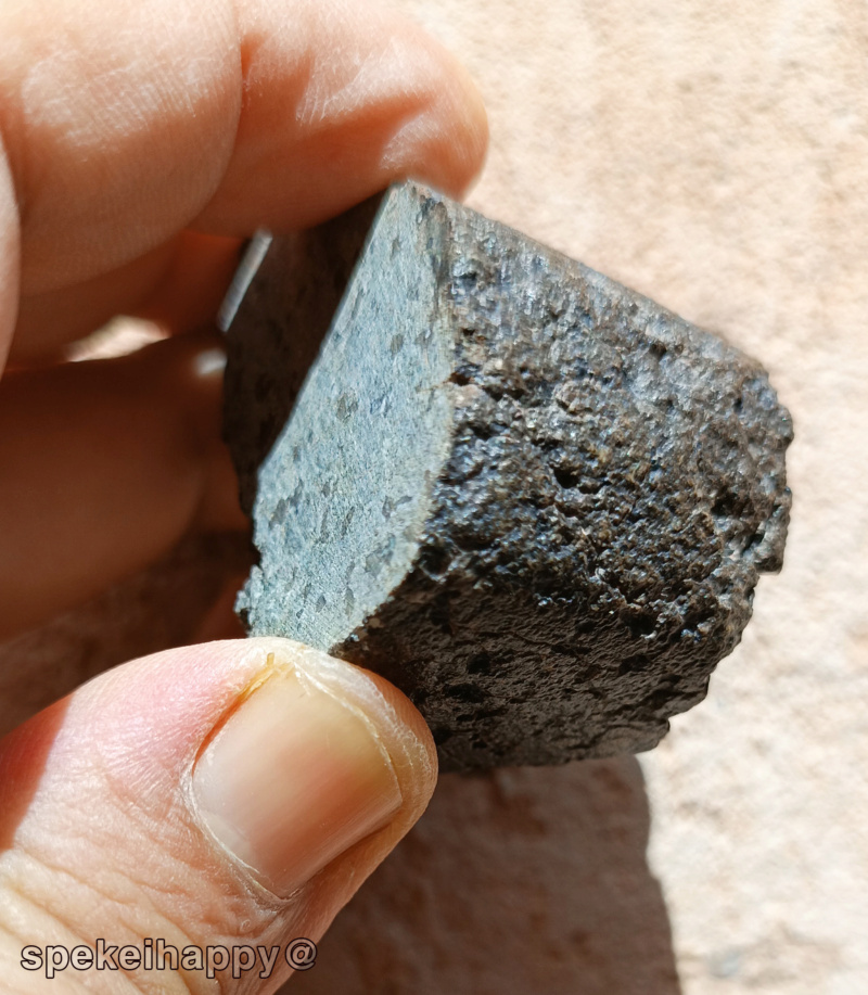 Est-ce une météorite martienne ou une pierre terrestre ? 2dag12