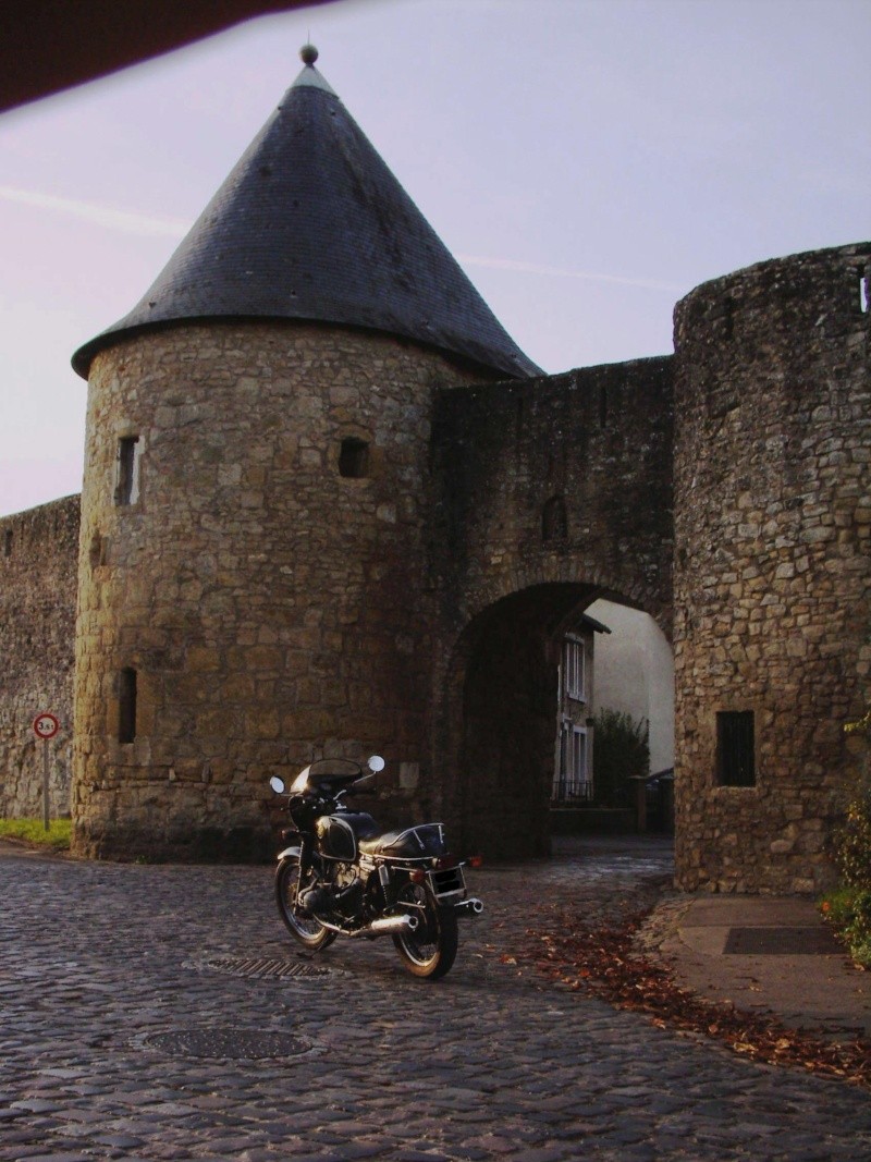 Photos de vous et de votre moto devant ....un château  - Page 7 40600211