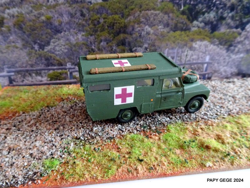 LAND ROVER 109 AMBULANCE 10-dsc22