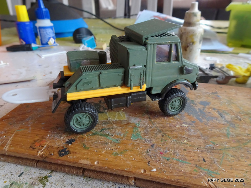 UNIMOG EXCAVATEUR  AU 1/50 en scrtach à ma guise Uniexc47