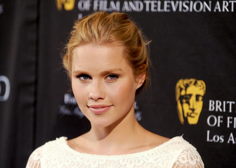 Claire Holt en conversaciones para protagonizar la serie "Supergirl" Superg11