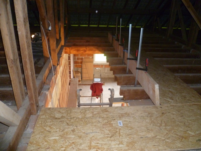 escalier en construction dans le hangar des Staubs Tremie10