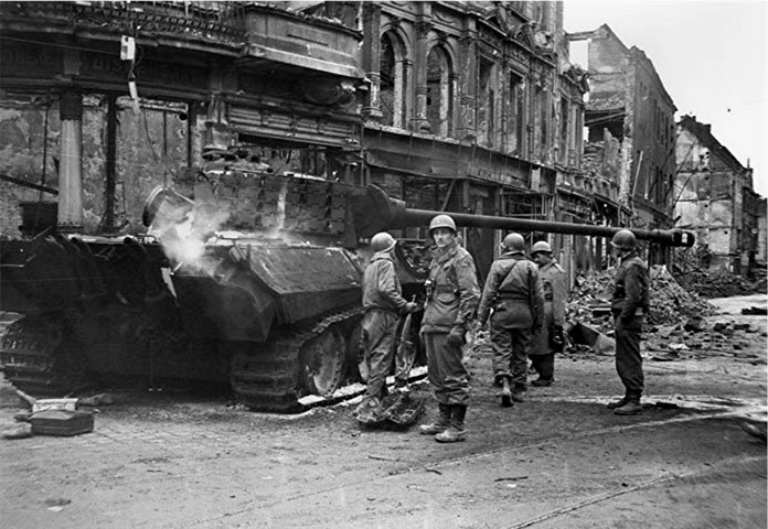Duel de chars a Cologne 1945 Panthe11