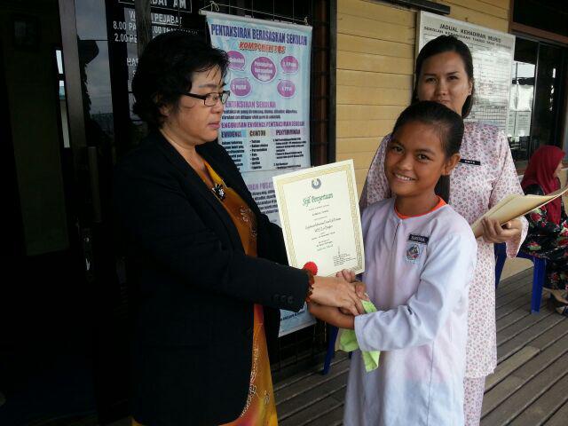 Penyerahan sijil penyertaan merentas desa -17nov2014 Photo202