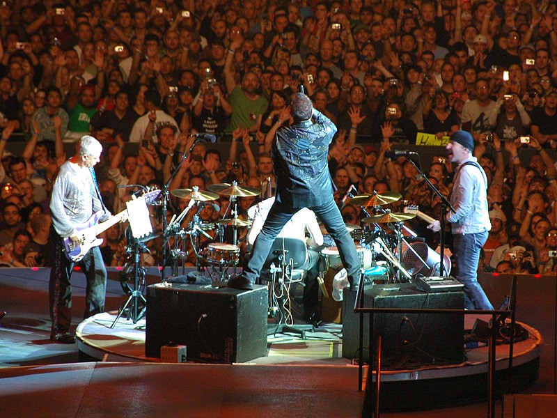 U2 dejaron tocar a unos fans en pleno concierto en Berlin, dejándolos al mando. U2_36010