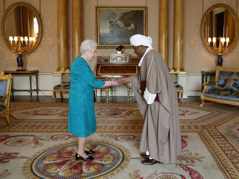 صورة : محمد عبد الله علي التوم، سفير جمهورية السودان يصافح الملكة اليزابيث الثانية Britai11