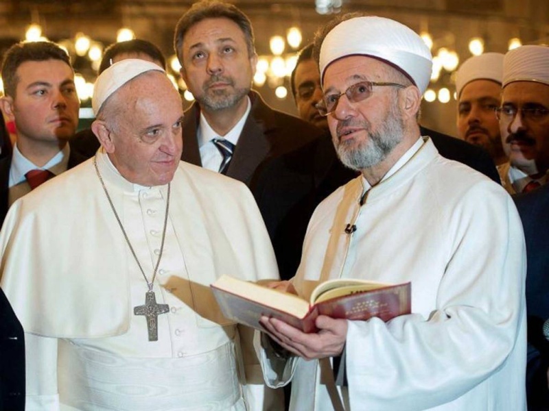 البابا فرنسيس يزور و يصلي مع الزعيم التركي الإسلامي رحمي ياران في المسجد الأزرق في تركيا Pope-110