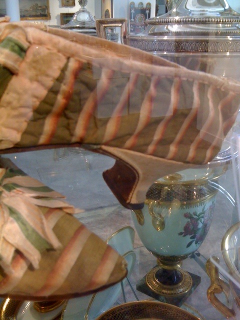 Les souliers et chaussures de Marie-Antoinette - Page 2 31010