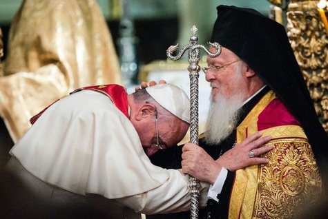 « Bénissez-moi ! », demande le Pape François en s'inclinant devant le Patriarche Bartholomée 1er ! En-tur10