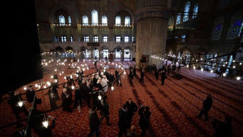 Le Pape François ose prier dans la Mosquéer bleue d'Istanbul ! Sans-t10